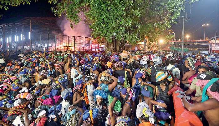 புத்தாண்டை முன்னிட்டு சபரிமலையில் குவிந்த பக்தர்கள்