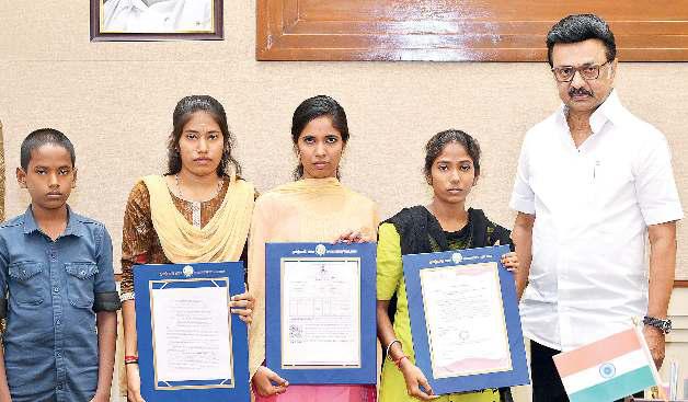 கள்ளக்குறிச்சியில் பெற்றோரை இழந்த 4 குழந்தைகளும் இனி நம் அரசின் குழந்தைகள்