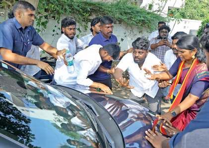 பனையூரில் விஜய் காரை மறித்து போராட்டம் நடத்திய தவெக பெண் நிர்வாகி அஜிதா தற்கொலை முயற்சி