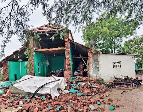 பல்வேறு மாவட்டங்களில் 2வது நாளாக விடிய விடிய கொட்டிய மழை 113 வீடுகள் இடிந்தன; 7 பேர் பலி