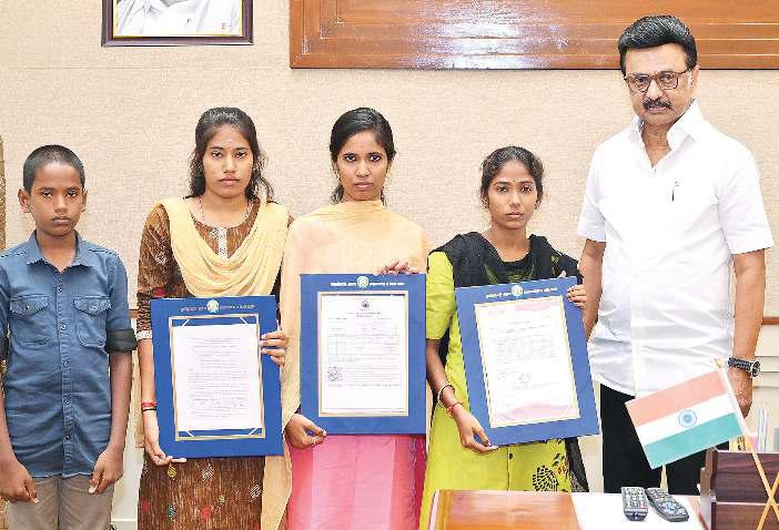 கள்ளக்குறிச்சியில் பெற்றோரை இழந்த 4 குழந்தைகளும் இனி நம் அரசின் குழந்தைகள்