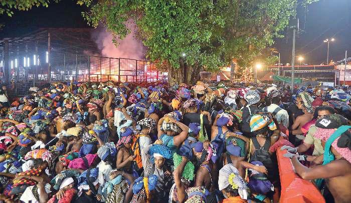 புத்தாண்டை முன்னிட்டு சபரிமலையில் குவிந்த பக்தர்கள்