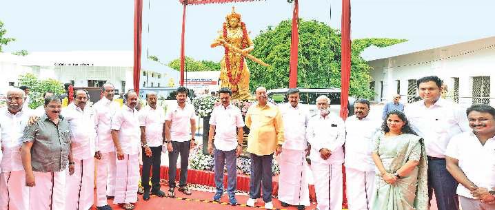 கிண்டி காந்தி மண்டப வளாகத்தில் சுதந்திர போராட்ட வீராங்கனை வேலு நாச்சியாருக்கு சிலை