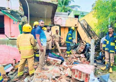ஆவடி அருகே வீட்டுக்குள் பதுக்கி வைத்திருந்த நாட்டு வெடிகுண்டு வெடித்து 4 பேர் உடல் கருகி பலி
