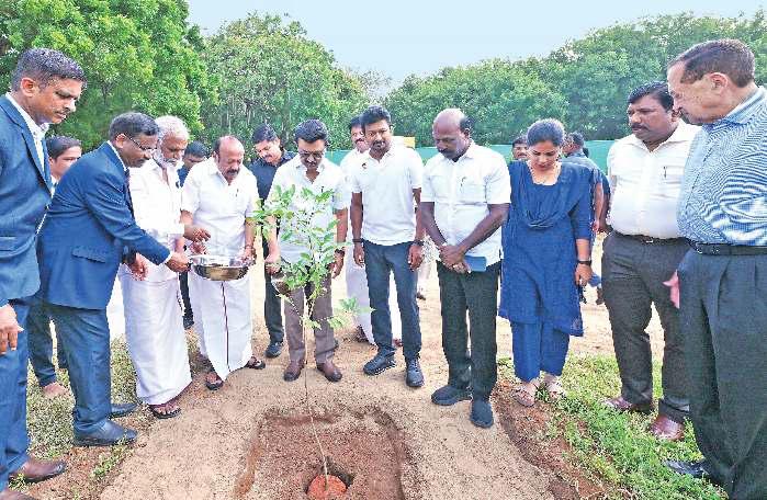 கிண்டியீல் 118 ஏக்கர் பரப்பில் சுற்றுச்சூழல் பூங்காவில் நீர்நிலைகளின் கரைகள் சீரமைக்கும் பணிகள்