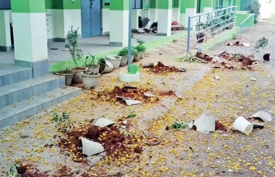 அரசு பள்ளியை சூறையாடிய கும்பல்