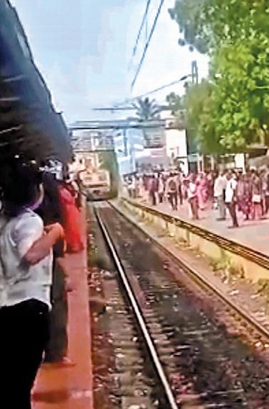 பல்லாவரம் ரயில் நிலையத்தில் ஒரே தண்டவாளத்தில் 2 ரயில்கள் நேருக்குநேர் வந்ததால் பரபரப்பு