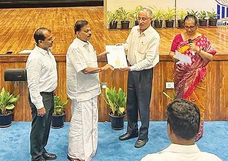 ரோஜாவனம் இண்டர்நேஷனல் பள்ளியில் விளையாட்டு, கல்வியில் சிறந்து விளங்கும் மாணவர்களுக்கு இலவச கல்வி