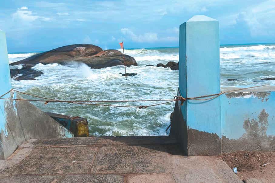 கன்னியாகுமரியில் சுற்றுலா பயணிகள் கடலில் இறங்க தடை