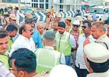 மைய இணைப்பு விலகியதால் 2வது நாளாக போக்குவரத்து நிறுத்தம் பழுதான ஓசூர் மேம்பாலம் ஒரு மாதத்தில் சரி செய்யப்படும்