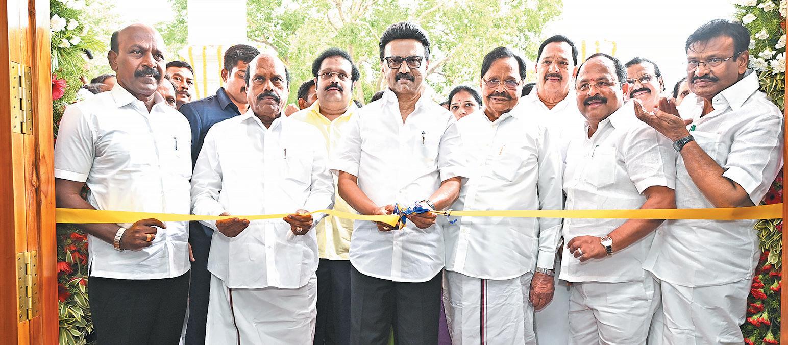 வேலூரில் ரூ.198 கோடியில் கட்டப்பட்ட அரசு பல்நோக்கு உயர்சிறப்பு மருத்துவமனையை முதல்வர் மு.க.ஸ்டாலின் திறந்து வைத்தார்