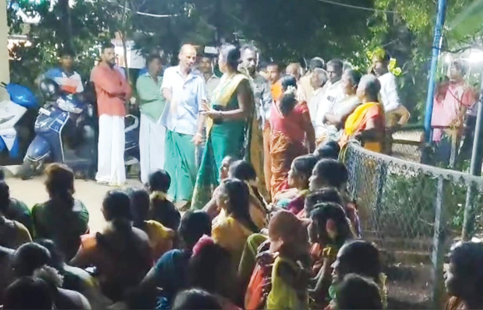 ஊர் பெயர் பலகை வைப்பதில் பிரச்னை காவல் நிலையத்தை முற்றுகையிட்ட கிராம மக்கள்