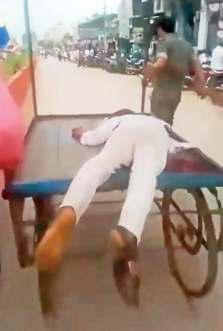 தண்டனாவில் ஆம்புலன்ஸ் இல்லாமல் சடலத்தை தள்ளுவண்டியில் எடுத்துச் சென்ற போலீசார்