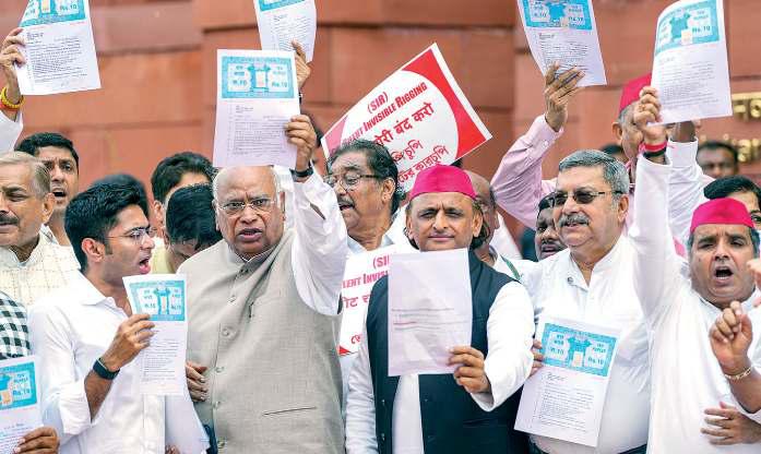 வாக்கு திருட்டு விவரம் குறித்து நாடாளுமன்ற வளாகத்தில் எதிர்க்கட்சி எம்.பி.க்கள் போராட்டம்