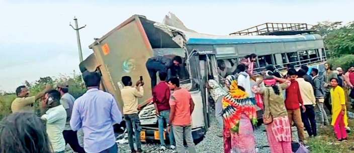 தெலங்கானா மாநிலத்தில் கோர விபத்து அரசு பேருந்து மீது ஜல்லி லாரி மோதி 19 பேர் உடல் நசுங்கி பலி