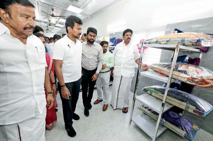 சென்னை மெரினா கடற்கரையில் வீடற்ற மக்களுக்கு இரவுநேர காப்பகம்