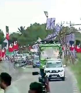 செங்கம் அருகே சாலையில் அதிமுகவினர் அமைத்திருந்த அலங்கார வரவேற்பு வளைவு சரிந்து எடப்பாடி மயிரிழையில் தப்பினார்