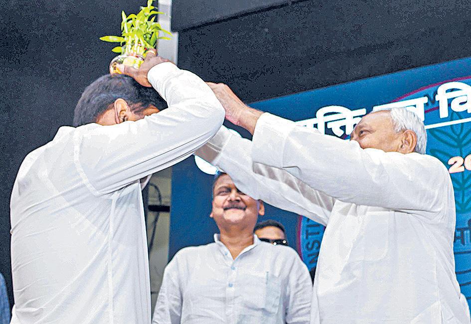 ஐஏஎஸ் அதிகாரியின் தலையில் பூந்தொட்டியை வைத்த நிதிஷ்