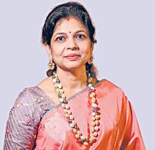கெஞ்சி, கூத்தாடி சௌமியாவை நிற்க வைத்தார்