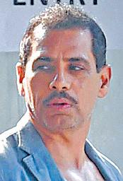 ஆயுத வியாபாரியுடன் தொடர்பு