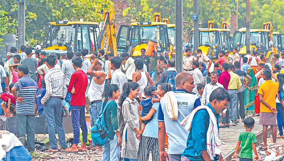 போலீஸ் பாதுகாப்புடன் அசோக் விகாரில் 200 வீடுகள் இடிப்பு