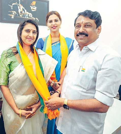 நயினார் நாகேந்திரனை நேரில் சந்தித்து நடிகை கஸ்தூரி பாஜகவில் இணைந்தார்