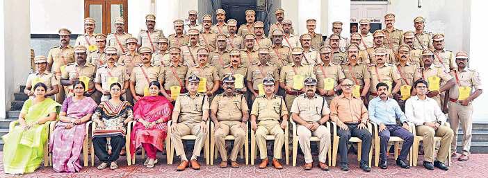 தமிழ்நாட்டில் முதல் முறையாக காவலர்கள் தின கொண்டாட்டம் 46 சிறந்த காவல் நிலைய அதிகாரிகளுக்கு ‘முதலமைச்சரின் விருது’