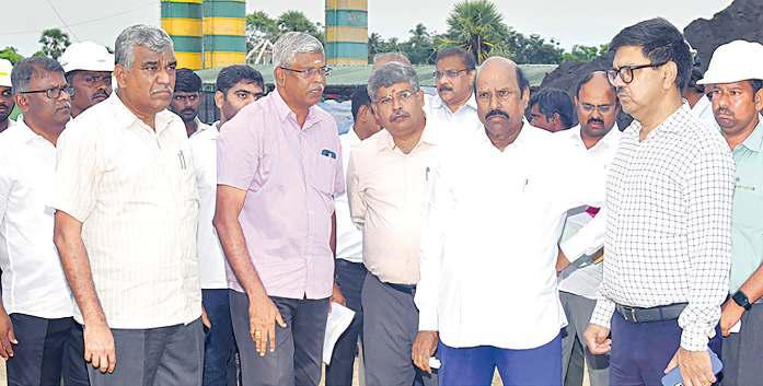 முட்டுக்காட்டில் கலைஞர் சர்வதேச பன்னோக்கு அரங்க பணியை அமைச்சர் எ.வ.வேலு ஆய்வு