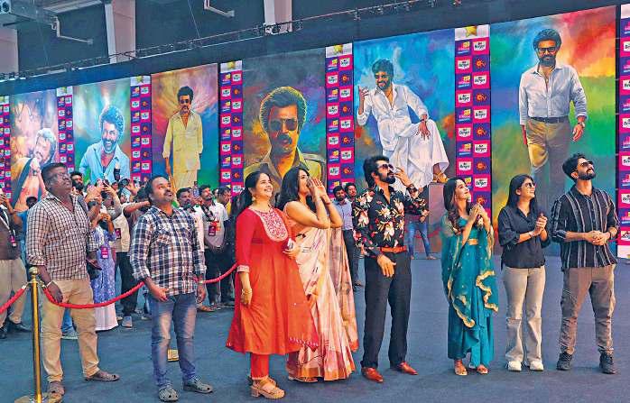 நடிகர் ரஜினிகாந்தின் 50 ஆண்டுகால சினிமா சாதனை சுவரோவிய கண்காட்சி
