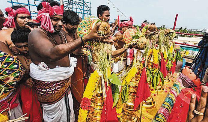 16 ஆண்டுகளுக்கு பிறகு நடைபெற்ற மகா குடமுழுக்கு