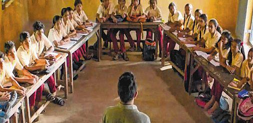 பள்ளிகளில் 'ப' வடிவில் இருக்கைகள்: உத்தரவை நிறுத்தியது தமிழக அரசு