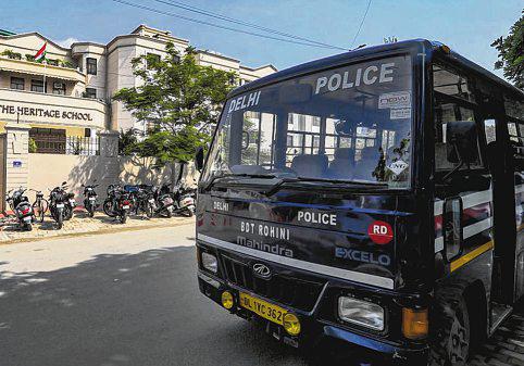 டெல்லியில் இருபதுக்கும் மேற்பட்ட பள்ளிகளுக்கு வெடிகுண்டு மிரட்டல்