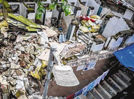 மும்பையில் இடிந்து விழுந்த மூன்று தளக் கட்டடம்
