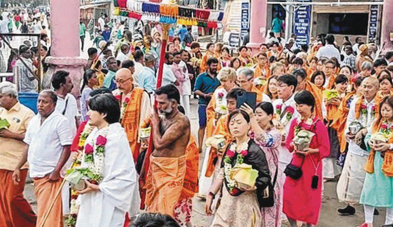 பழனியில் பரவசம்: உலக நலனுக்காக பால் குடம் சுமந்த ஜப்பானிய பக்தர்கள்