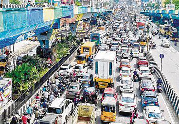 நிலைகுத்திய போக்குவரத்து: பயணிகளின் வசதிக்காக தாமதமாகப் புறப்பட்ட விமானங்கள்
