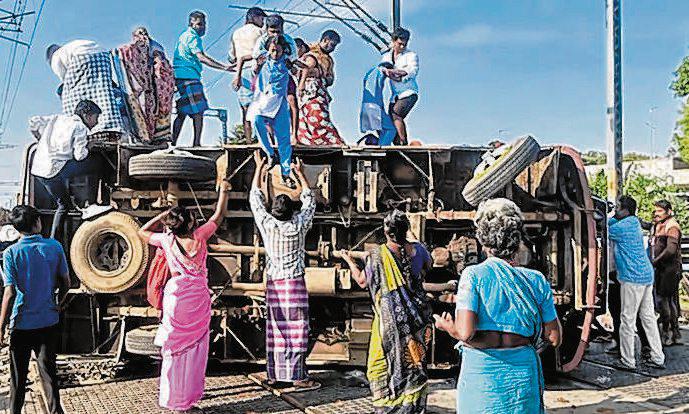 பள்ளி வேன் தண்டவாளத்தில் கவிழ்ந்து மாணவர்கள் காயம்
