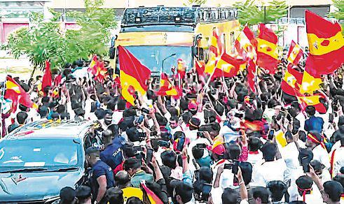 திருச்சியில் விஜய்: குவிந்த தொண்டர்கள்