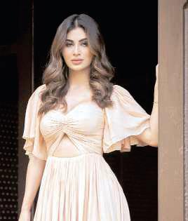 Mouni Roy reacts to trolling and speculations about plastic surgery: "Let everyone do their job”