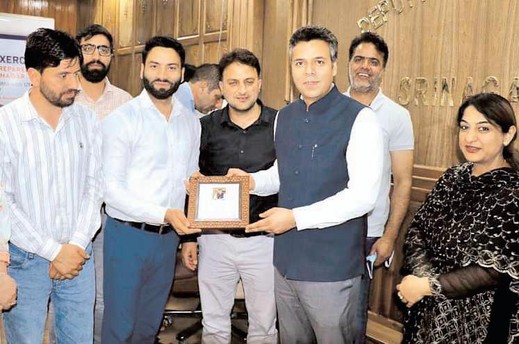 Distt admin Srinagar bids affectionate farewell to outgoing DC, Dr. Bilal Mohi-Ud-Din Bhat