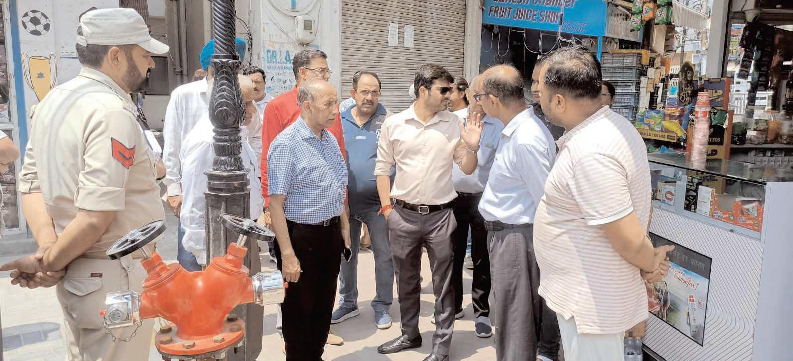 Commissioner JMC visits Rajendra Bazar to address civic issues