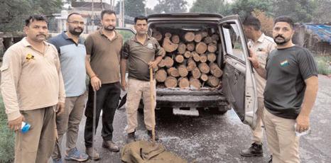 Vehicle Seized Jointly by Police & Forest Dept. with Illegal Khair Wood Near Kanger Morh, Gharota; Driver Escapes