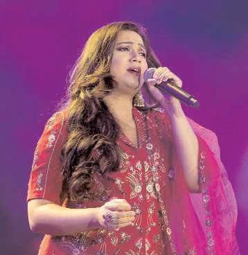 Shreya Ghoshal pays emotional tribute to Indian soldiers while singing Maa Tujhe Salaam at her Mumbai concert
