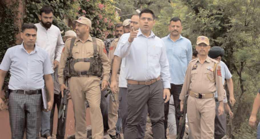 Deputy Commissioner visits flash-flood affected Qazi Mohra area, assures swift restoration measures