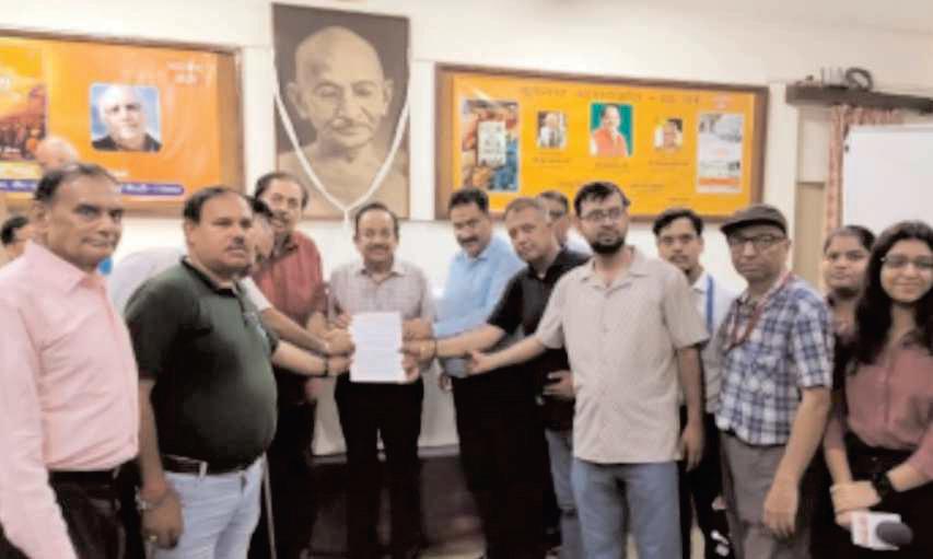 We will demand from the government that it should take effective steps for the facilities of the journalists of Delhi. Dr. Harsh Vardhan