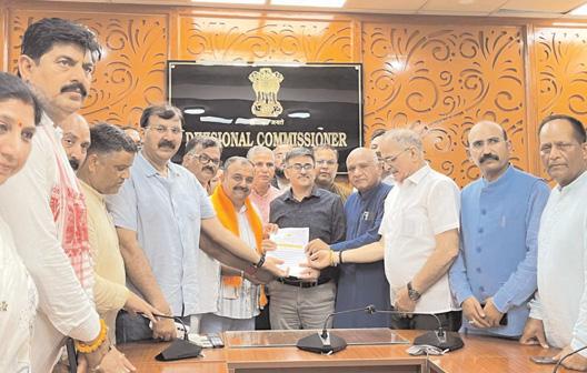 BJP protests against compulsory Urdu for Naib Tehsildar Posts, terms it a continuation of Omar Abdullah's biased legacy