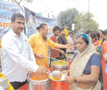 Amarnath Yatra Bhandara of Akhil Bhartiya Dharam Prachar Sewa Samiti continues at Railway Station, Jammu