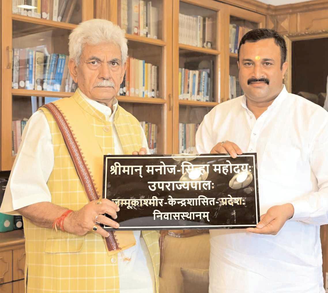 Mahant Rohit Shastri meets Lieutenant Governor Manoj Sinha, presents a Sanskrit nameplate, and urges formulation of a permanent pre-monsoon policy for mountain pilgrimages