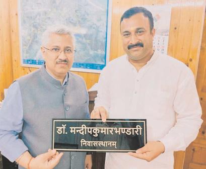 Under the "Har Ghar Sanskrit Abhiyan," Mahant Rohit Shastri presented a Sanskrit nameplate to the Hon'ble Lieutenant Governor's Principal Secretary, Dr. Mandeep Kumar Bhandari