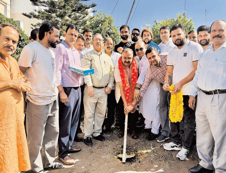 MLA Ch. Vikram Randhawa kickstarted Lane and Drain work in Panchayat (Malik Market)