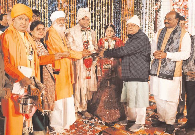 National Valmiki Mahamandaleshwar Krishna Shah Vidyarthi arrived to bless the daughter and son-in-law of Lal Singh Arya at their wedding.